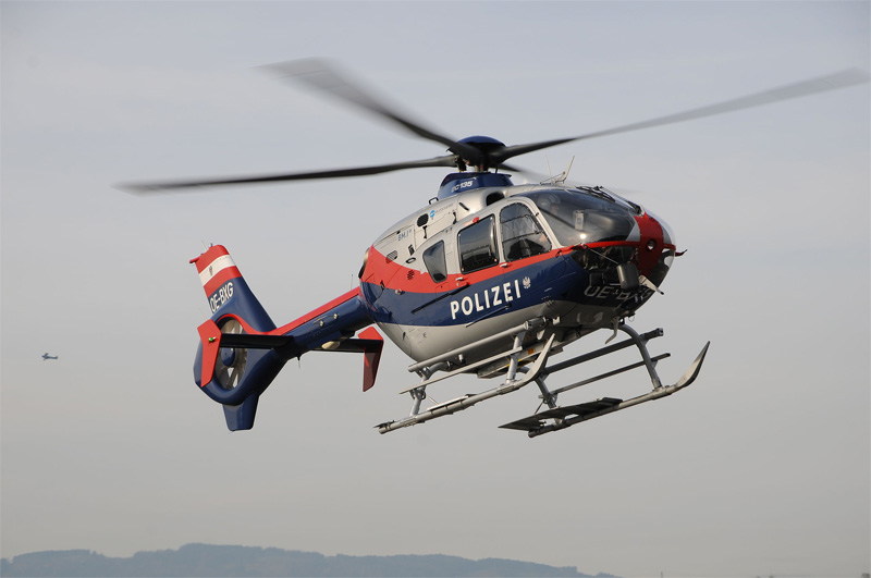 [Update] Hubschraubereinsatz in Obernau: Steine auf Autos geworfen und brennendes Auto