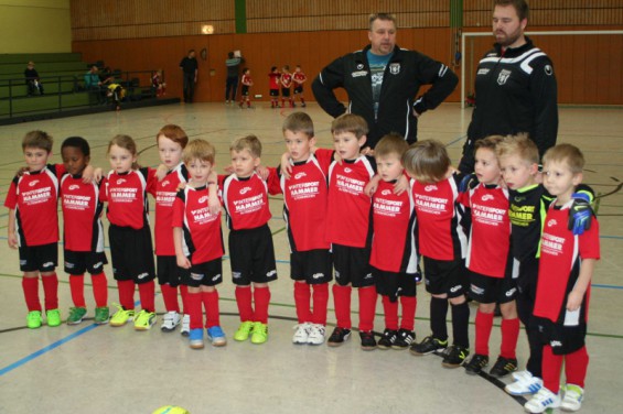 Bambini Mannschaft der SG Niederhausen-Birkenbeul kurz vor ihrem ersten Spiel