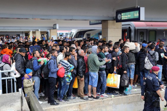 lüchtlinge am Wiener Westbahnhof vor der Fahrt Richtung Deutschland - Bild: © Bwag/Commons CC-BY-SA 4.0