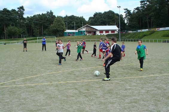 Trainingsspiele während dem Feriencamp der Dürener Fußballschule auf der Waldsportanlage Hohe Grete in Pracht-Wickhausen
