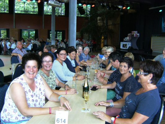 Die Ausflugteilnehmer in gemütlicher Runde in der Euro-Tropic-Halle in Fintel