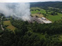 Großbrand in Dattenfelder Industriegebiet – 5.000 m² Lagerhalle in Flammen