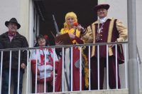 Bürgermeisterin Alexandra Gauß beim Rathaussturm von Windecker Karnevalisten entmachtet