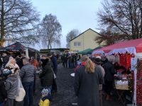 Viele Besucher auf dem Weihnachtsmarkt in Pracht