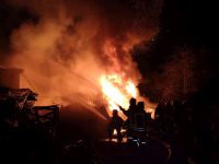 Halle eines Dachdeckerbetriebes in Werfen geriet in Flammen – Übergriff auf Wohnhaus verhindert