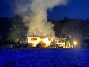 Gebäudebrand in Altwindeck –  Eine Person ums Leben gekommen