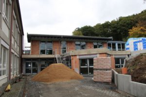 Mehr Platz für Kinder – Erweiterungsbau für Kita und Grundschule Etzbach soll Ende des Jahres fertig werden