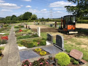 Blütenpracht auf dem Friedhof in Pracht & Pflegearbeiten