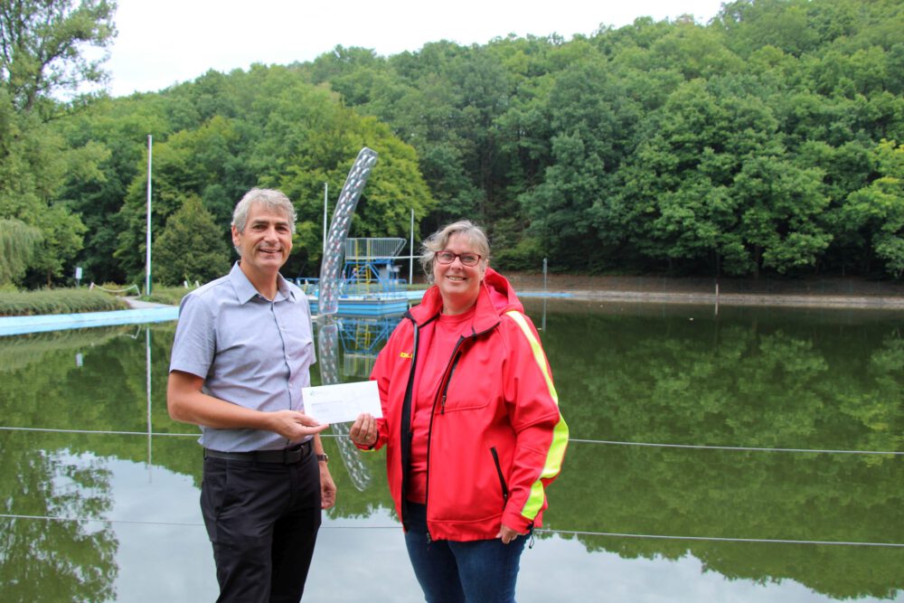 DLRG beim Wachdienst im Waldschwimmbad stark gefordert – Bürgermeister dankt