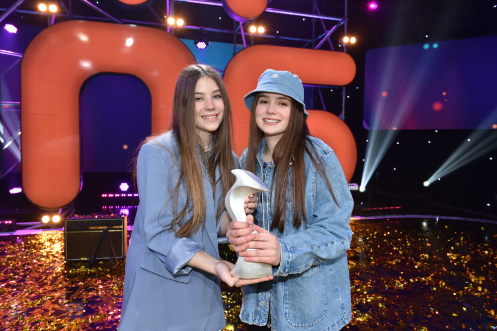 Nuri und Jule sind die Songwriterinnen 2023 – Das Bodelschwingh-Gymnasiums Herchen gratuliert!