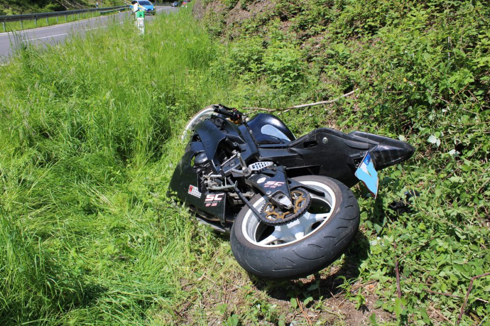 Schladernring: Motorradfahrer lebensgefährlich verletzt