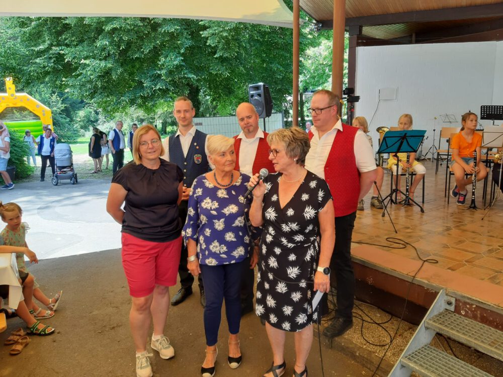Spende der CDU-Kleiderstube an das neu gegründete gemeinsame Jugendorchester der Blaskapelle Leuscheid, der Windecker-Musik-Vereinigung und des Siegtaler Bläsercorps 