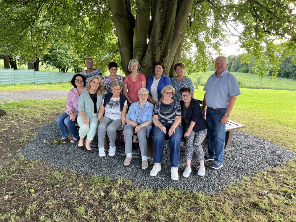 Frauenchor stiftet Ruhebänke für die Gemeinde Pracht