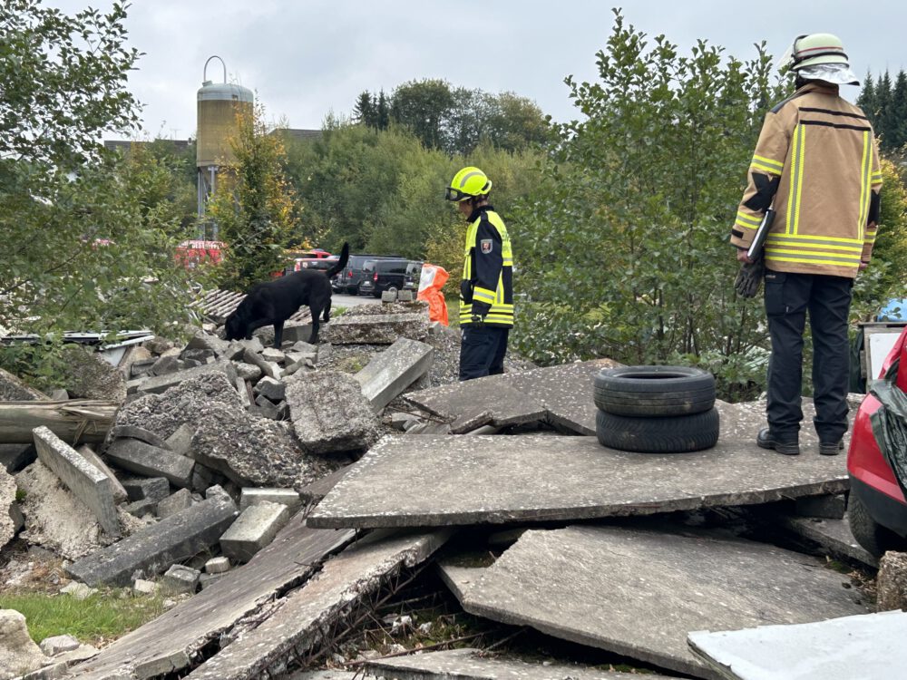 Erfolgreiche Prüfungen auf dem Trümmergelände der Feuerwehr-Facheinheit Rettungshunde / Ortungstechnik (RHOT) Hamm (Sieg)