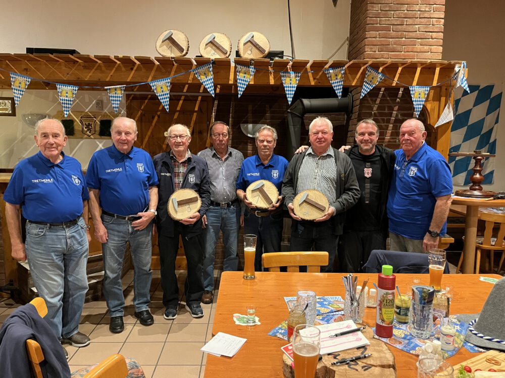 Herrengymnastikgruppe „Kein Aua“ auf dem Oktoberfest der Alten Herren der SG Niederhausen-Birkenbeul