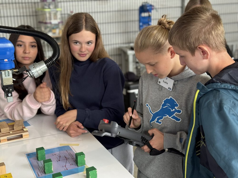 Schülerinnen und Schüler der Gesamtschule Windeck programmieren Industrieroboter in Schladern
