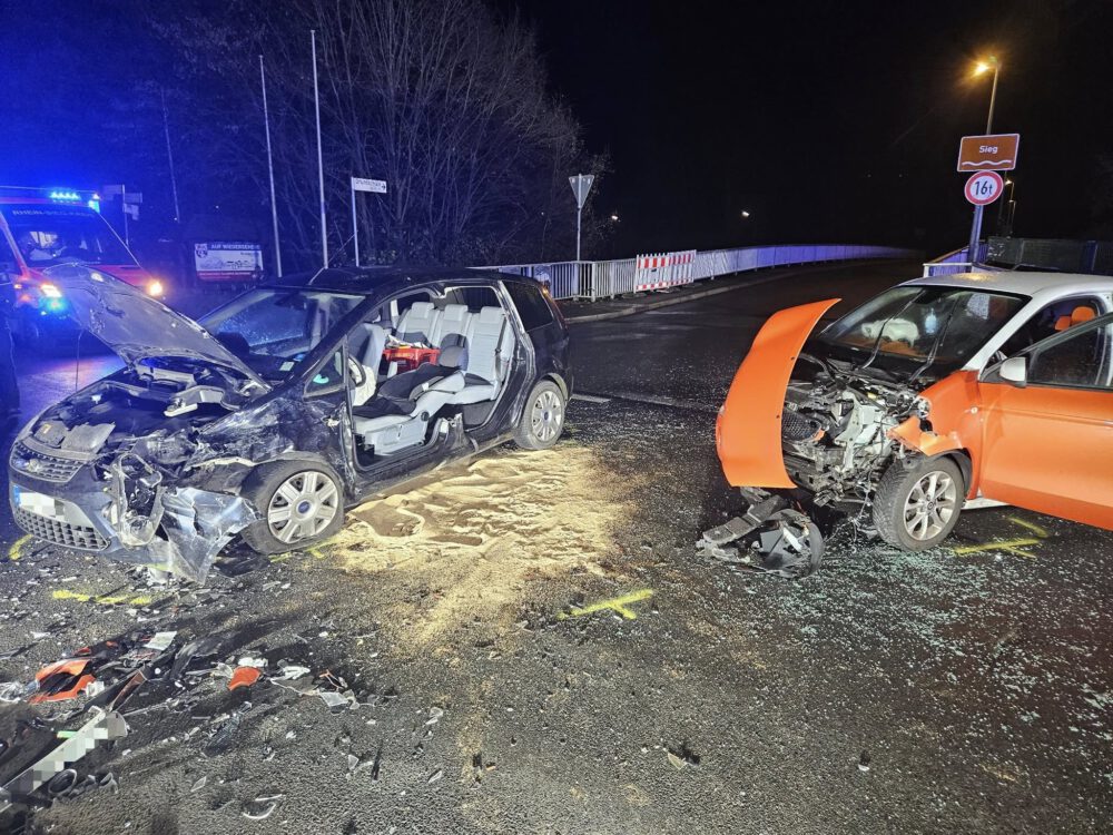 Verkehrsunfall in Rosbach: Feuerwehr befreit eingeschlossene Person nach Kollision auf der B256