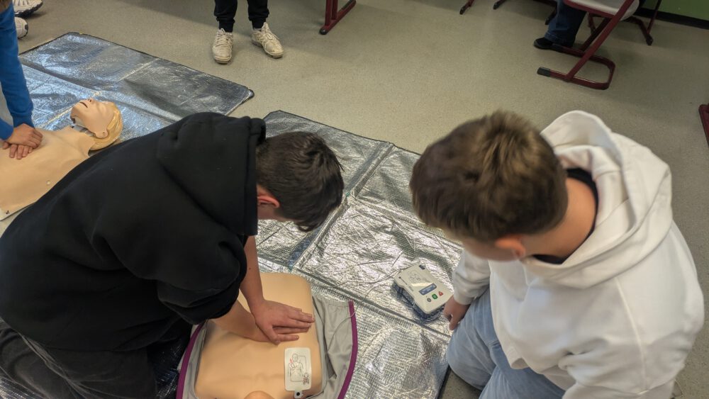 Werde ein Retter! Die gesamte Stufe 8 des Bodelschwingh-Gymnasiums Herchen absolvierte einen Wiederbelebungskurs